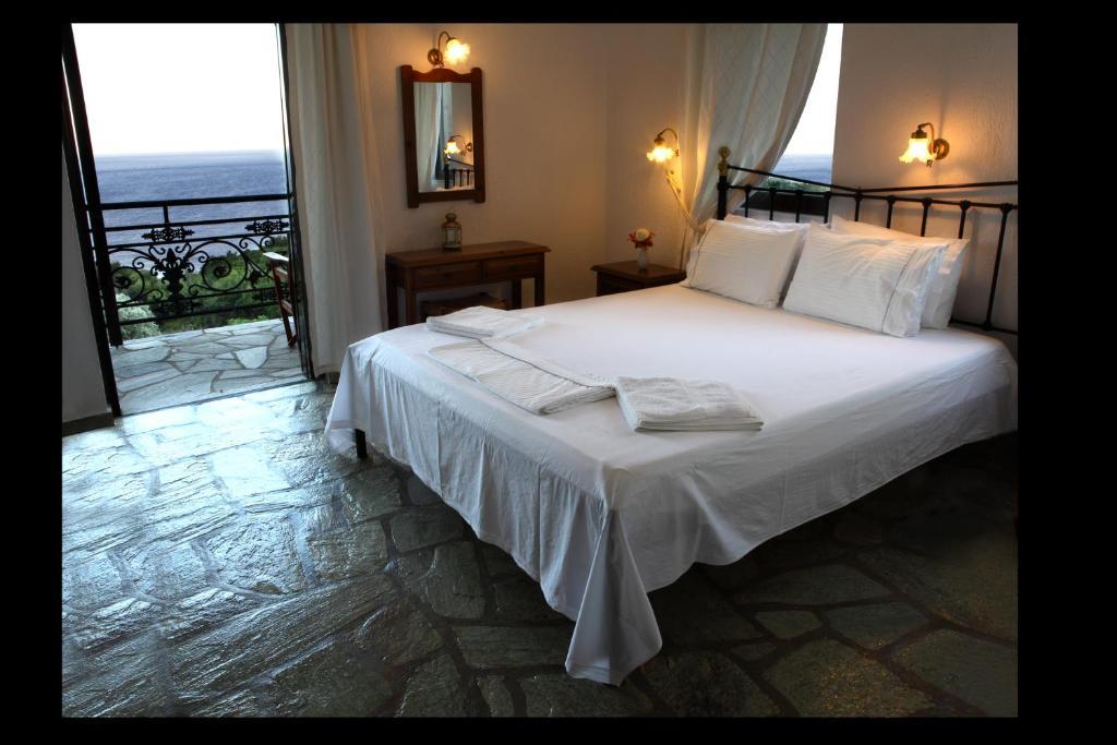 Mando Beachfront Stafylos Room photo
