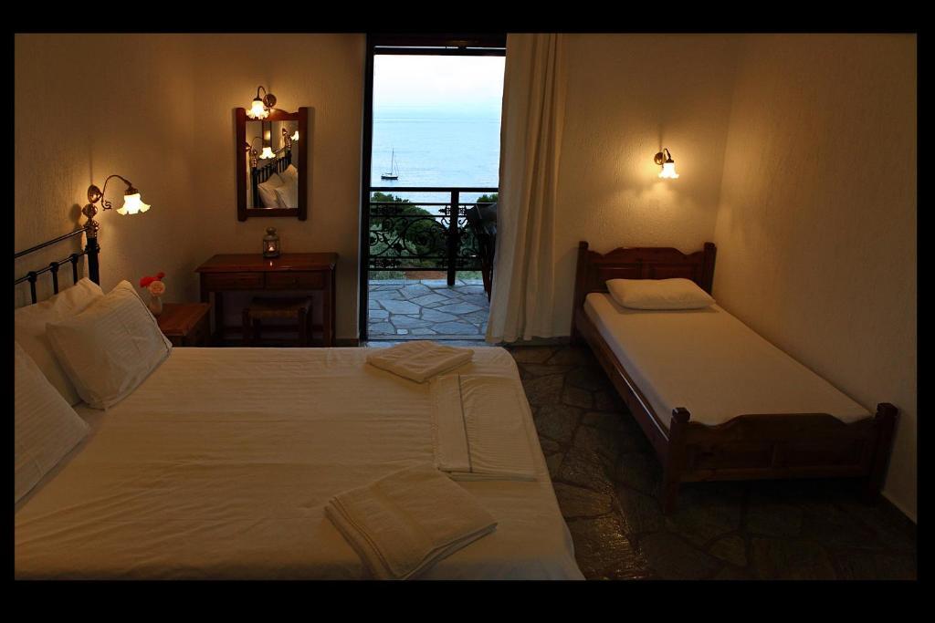 Mando Beachfront Stafylos Room photo